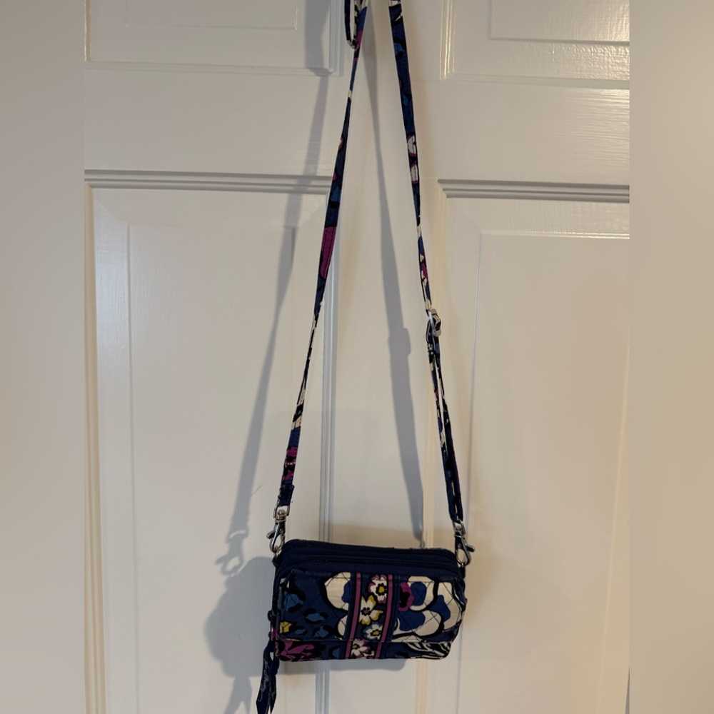 Brand new Vera Bradley crossbody purse. Never been used.